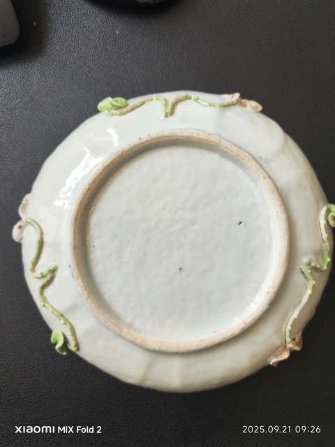 古玩陶瓷粉彩堆塑蓮瓣紋盤真品鑒賞圖