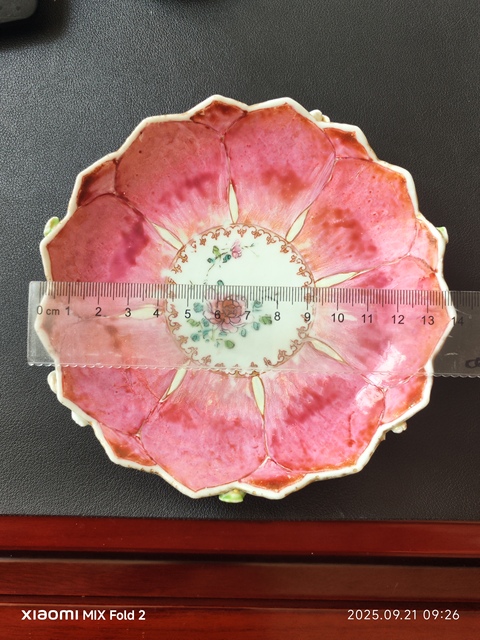 古玩陶瓷粉彩堆塑蓮瓣紋盤真品鑒賞圖