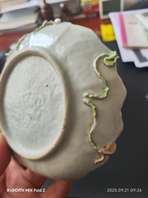 古玩陶瓷粉彩堆塑蓮瓣紋盤真品鑒賞圖