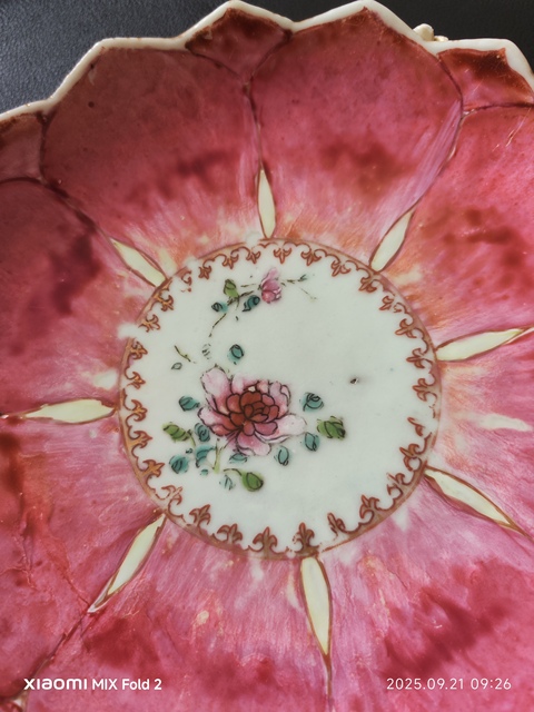 古玩陶瓷粉彩堆塑蓮瓣紋盤真品鑒賞圖