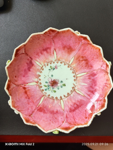 古玩陶瓷粉彩堆塑蓮瓣紋盤真品鑒賞圖