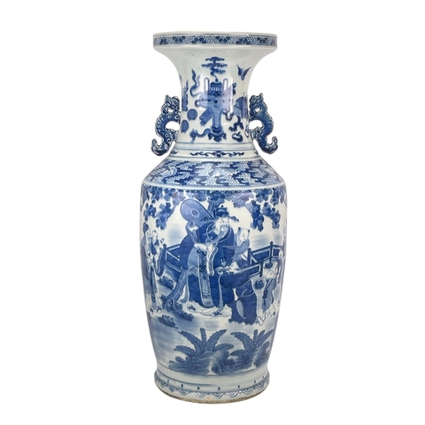 古玩陶瓷人物紋青花雙耳盤口瓶真品鑒賞圖