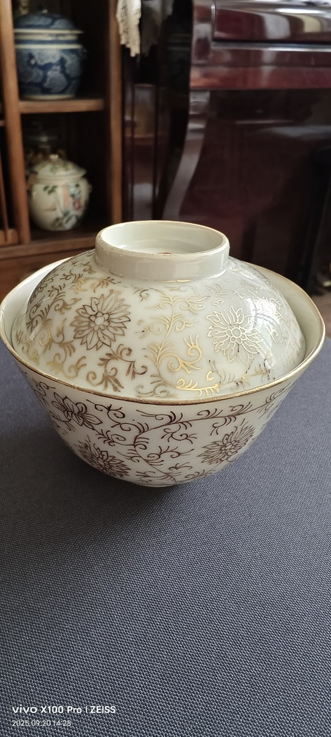 古玩陶瓷金彩花卉蓋碗真品鑒賞圖