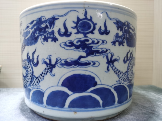 古玩陶瓷青花趕珠龍紋香爐真品鑒賞圖