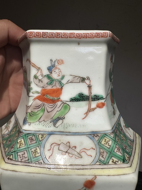 古玩陶瓷五彩人物故事六方瓶一對真品鑒賞圖