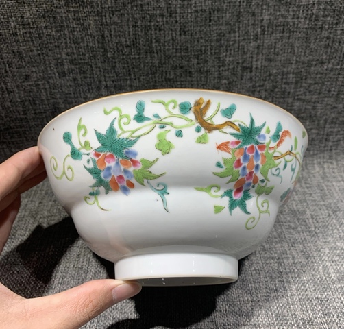 古玩陶瓷松鼠葡萄紋粉彩碗真品鑒賞圖