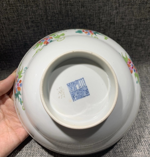古玩陶瓷松鼠葡萄紋粉彩碗真品鑒賞圖