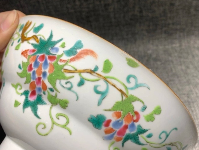 古玩陶瓷松鼠葡萄紋粉彩碗真品鑒賞圖