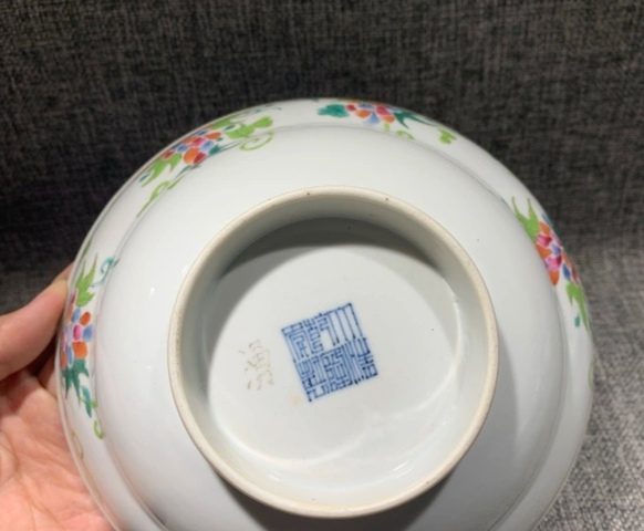 古玩陶瓷松鼠葡萄紋粉彩碗真品鑒賞圖
