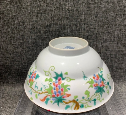 古玩陶瓷松鼠葡萄紋粉彩碗真品鑒賞圖