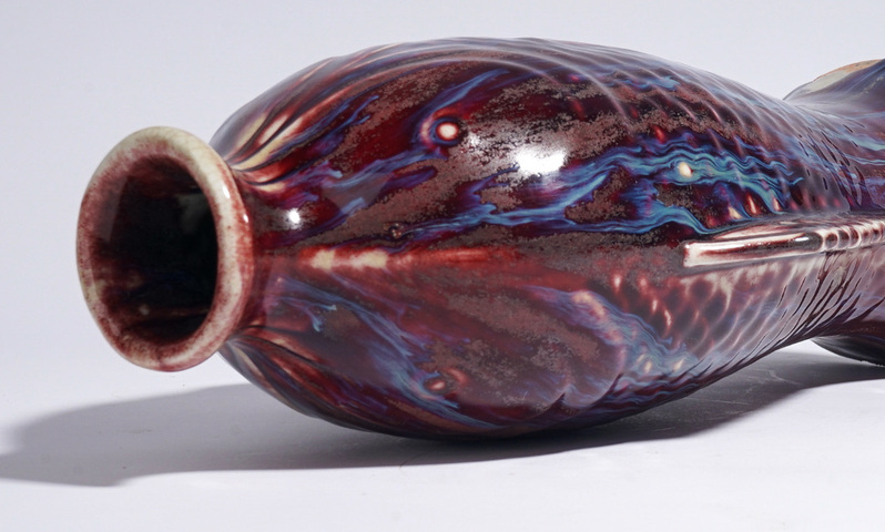 古玩陶瓷窯變紅釉雙魚紋瓶真品鑒賞圖