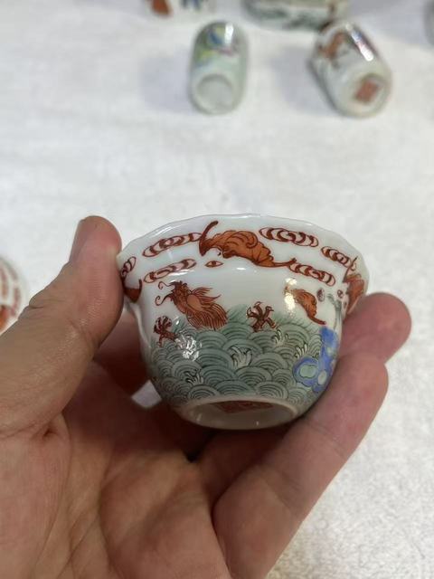 古玩陶瓷粉彩魚化龍紋花口杯真品鑒賞圖