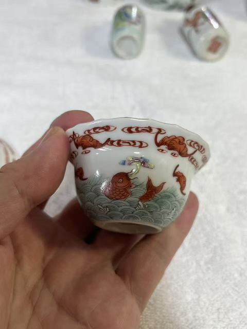 古玩陶瓷粉彩魚化龍紋花口杯真品鑒賞圖