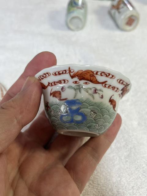 古玩陶瓷粉彩魚化龍紋花口杯真品鑒賞圖