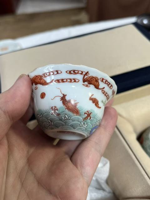 古玩陶瓷粉彩魚化龍紋花口杯真品鑒賞圖