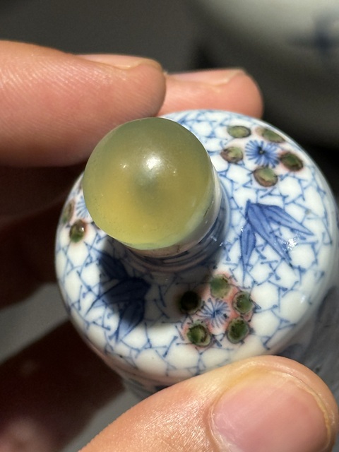 古玩陶瓷清中期青花釉里紅人物故事紋鼻煙壺真品鑒賞圖