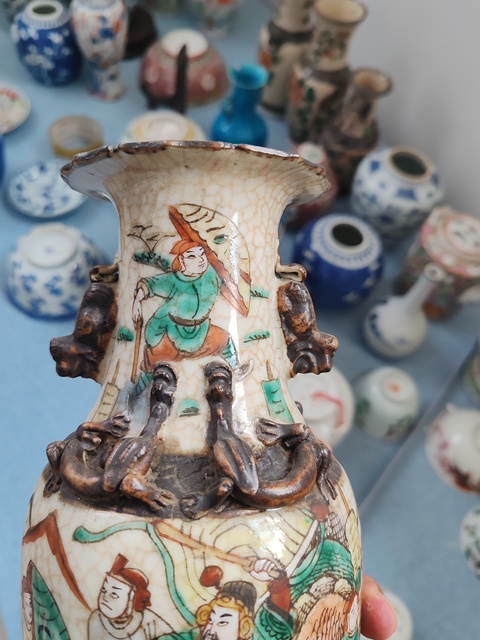 古玩陶瓷五彩人物故事雙耳瓶真品鑒賞圖