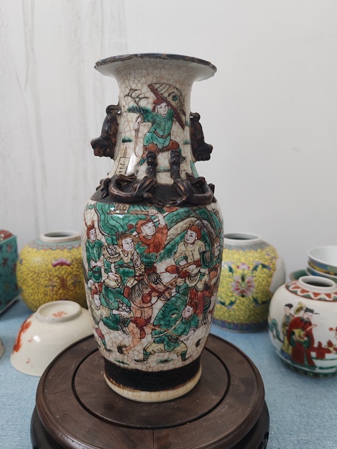 古玩陶瓷五彩人物故事雙耳瓶真品鑒賞圖