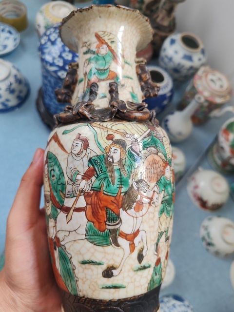 古玩陶瓷五彩人物故事雙耳瓶真品鑒賞圖