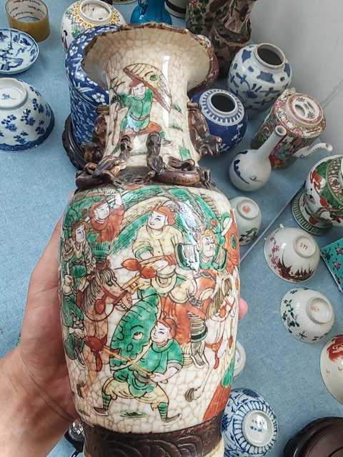 古玩陶瓷五彩人物故事雙耳瓶真品鑒賞圖