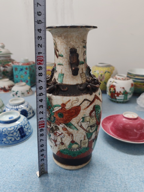 古玩陶瓷五彩人物故事雙耳瓶真品鑒賞圖