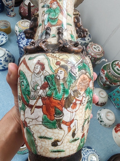 古玩陶瓷五彩人物故事雙耳瓶真品鑒賞圖