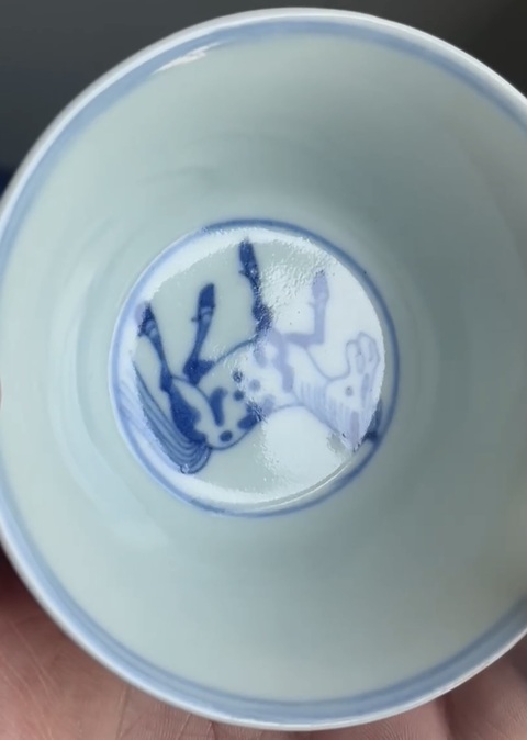 古玩陶瓷馬紋青花杯真品鑒賞圖