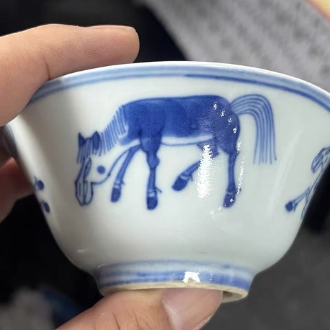 古玩陶瓷馬紋青花杯真品鑒賞圖