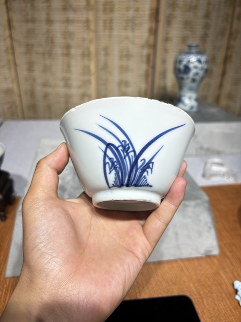 古玩陶瓷青花蘭草紋茶碗真品鑒賞圖