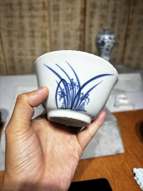 古玩陶瓷青花蘭草紋茶碗真品鑒賞圖