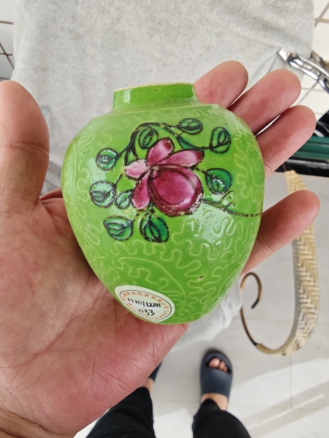 古玩陶瓷扎道綠地粉彩花卉紋罐真品鑒賞圖