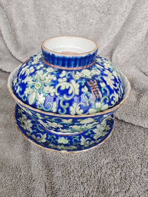 古玩陶瓷藍(lán)地粉彩花卉壽字紋三才蓋碗真品鑒賞圖