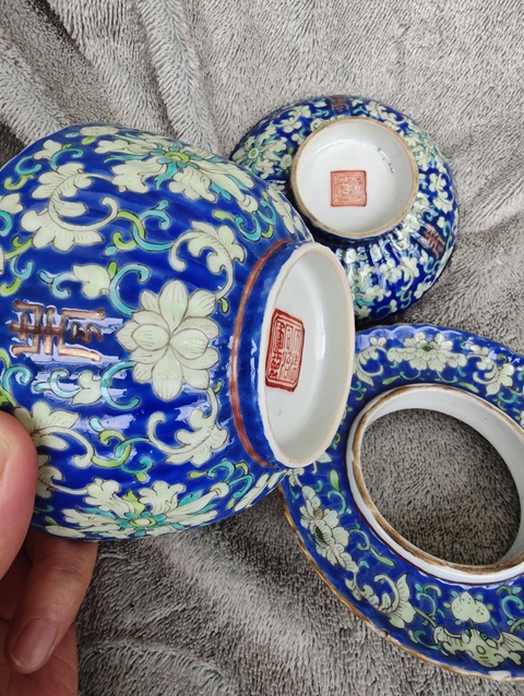 古玩陶瓷藍(lán)地粉彩花卉壽字紋三才蓋碗真品鑒賞圖