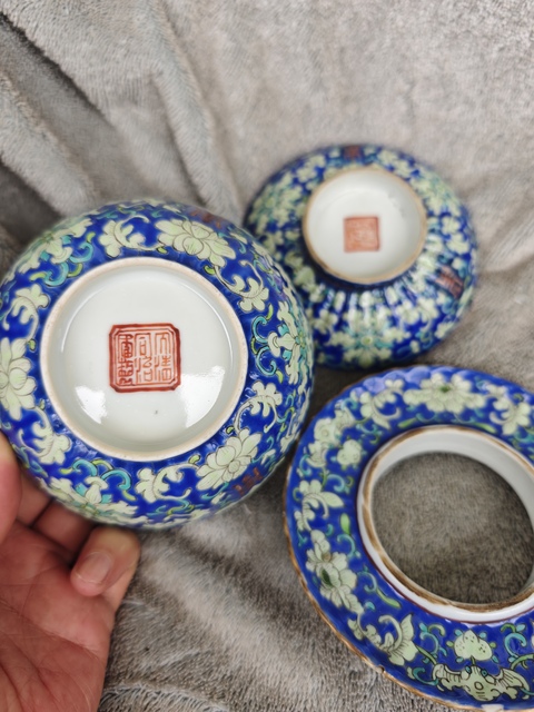 古玩陶瓷藍(lán)地粉彩花卉壽字紋三才蓋碗真品鑒賞圖