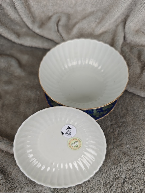 古玩陶瓷藍(lán)地粉彩花卉壽字紋三才蓋碗真品鑒賞圖