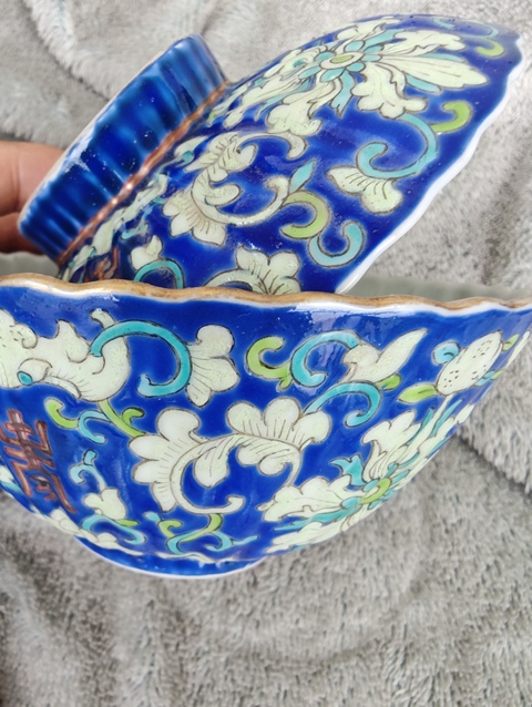 古玩陶瓷藍(lán)地粉彩花卉壽字紋三才蓋碗真品鑒賞圖