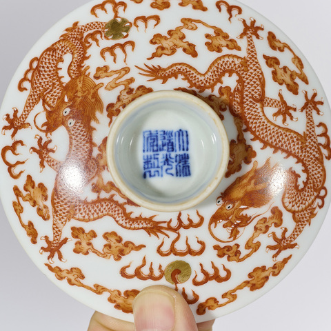 古玩陶瓷清晚期 礬紅龍紋蓋碗真品鑒賞圖