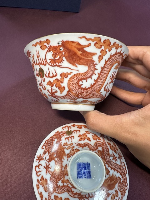 古玩陶瓷清晚期 礬紅龍紋蓋碗真品鑒賞圖