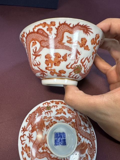 古玩陶瓷清晚期 礬紅龍紋蓋碗真品鑒賞圖
