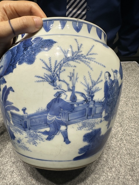 古玩陶瓷人物紋青花四系粥罐真品鑒賞圖