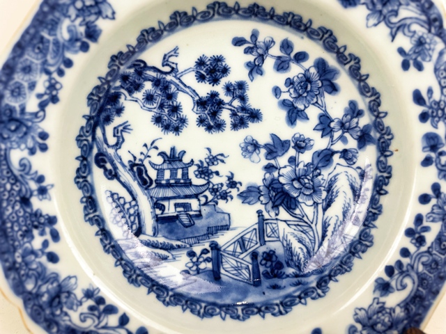 古玩陶瓷清中早期·青花山水樓閣紋折沿八方盤拍賣,當前價格198元