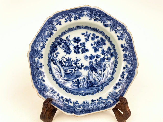 古玩陶瓷清中早期·青花山水樓閣紋折沿八方盤拍賣,當前價格198元