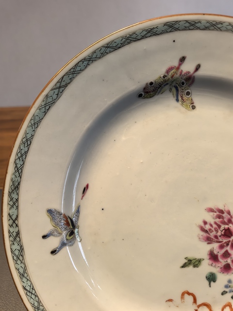古玩陶瓷粉彩蝶戀花折沿盤真品鑒賞圖