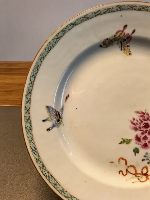 古玩陶瓷粉彩蝶戀花折沿盤真品鑒賞圖