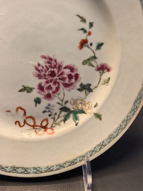 古玩陶瓷粉彩蝶戀花折沿盤真品鑒賞圖