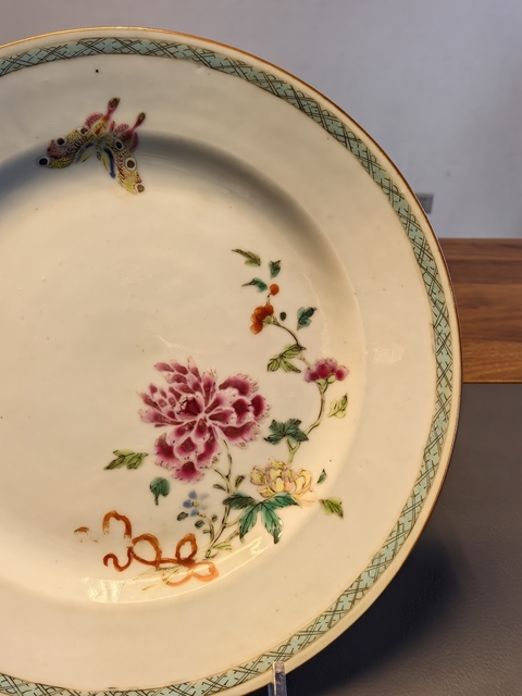 古玩陶瓷粉彩蝶戀花折沿盤真品鑒賞圖