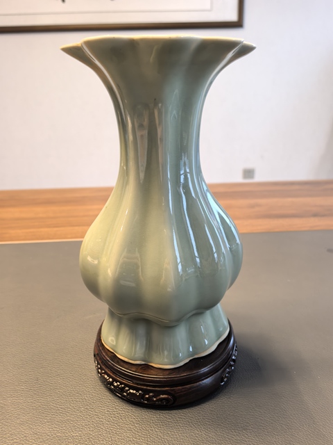 古玩陶瓷青釉瓜棱花口撇口瓶真品鑒賞圖