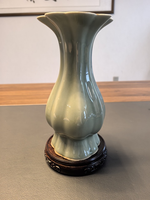 古玩陶瓷青釉瓜棱花口撇口瓶真品鑒賞圖