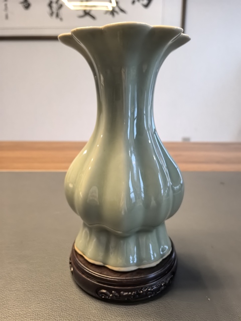 古玩陶瓷青釉瓜棱花口撇口瓶真品鑒賞圖
