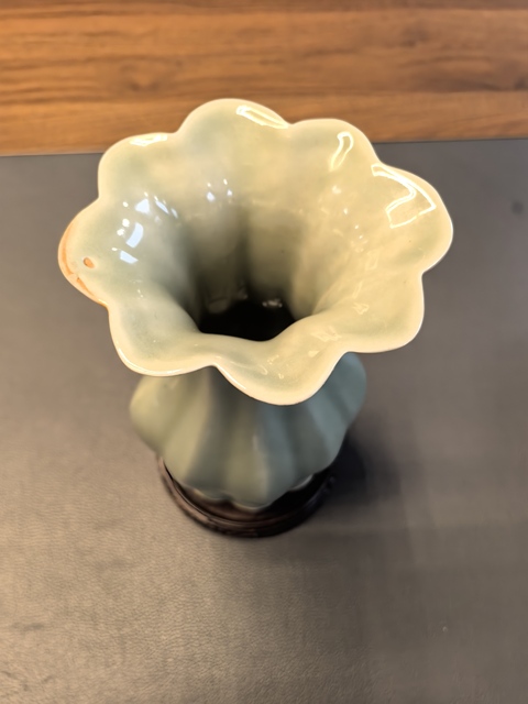 古玩陶瓷青釉瓜棱花口撇口瓶真品鑒賞圖